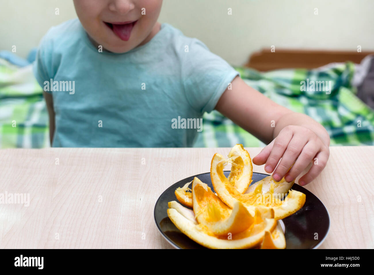 Mädchen essen Orangen Stockfoto