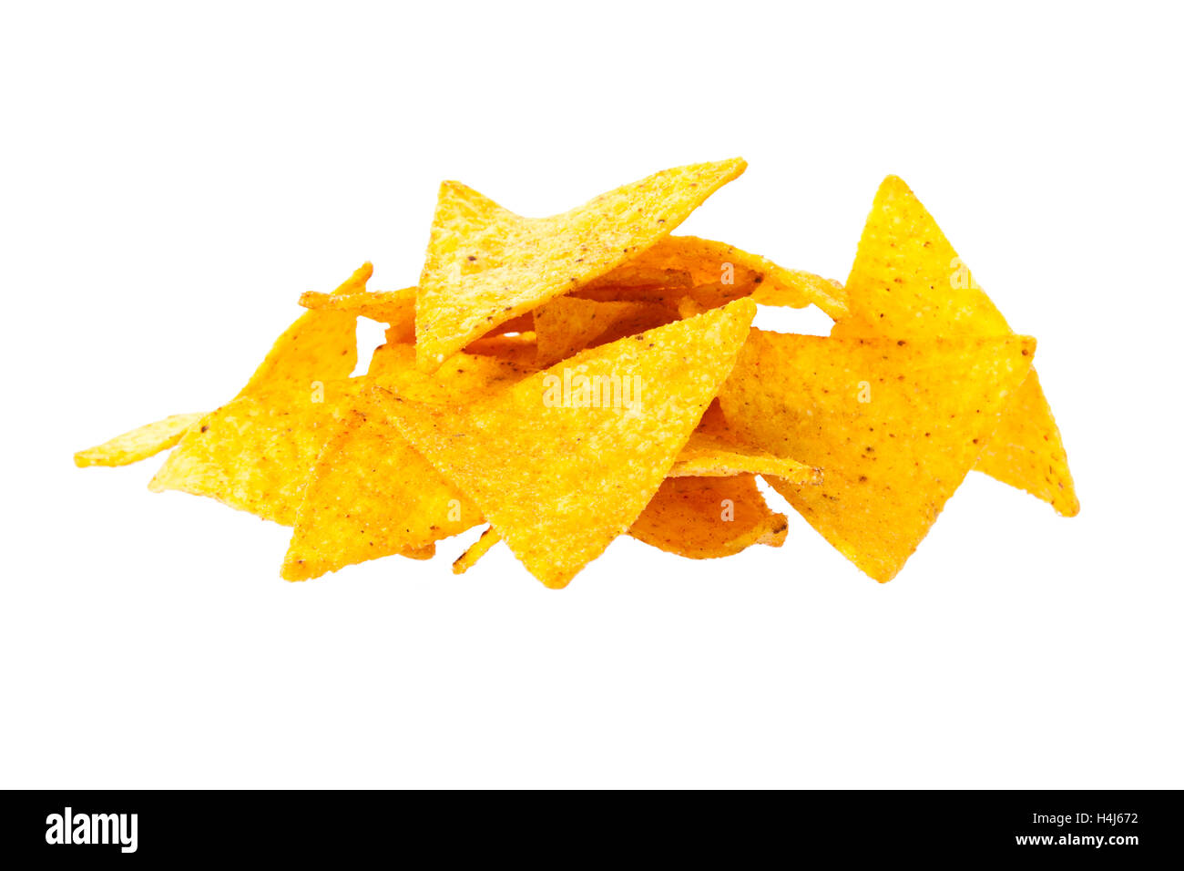 Haufen von Tortillachips isoliert auf weißem Hintergrund Stockfoto