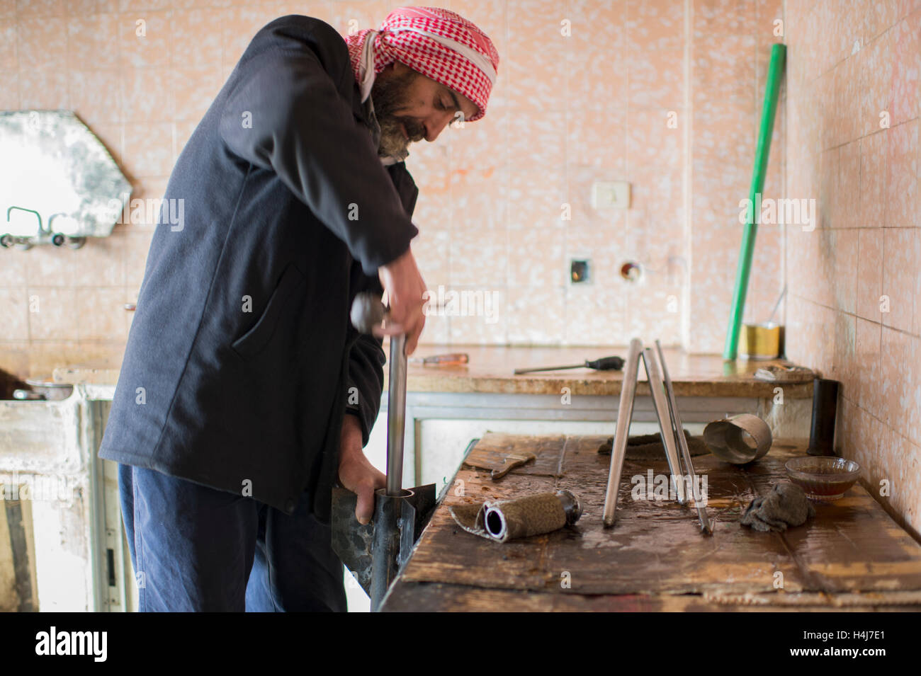 Rakete geheimen Herstellung - 19.01.2013 - Syrien / Al-Bab / Al-Bab - ein Mann von der Abo-Baker-Brigade der freien syrischen Armee Füllung mit Treibgas das Rohr einer Rakete an einem geheimen Ort in der Nähe des Militärflughafens Kwiriss verteidigt durch die syrischen Regierungstruppen in Al-Bab, nordöstlich von Aleppo.   -Edouard Elias / le Pictorium Stockfoto