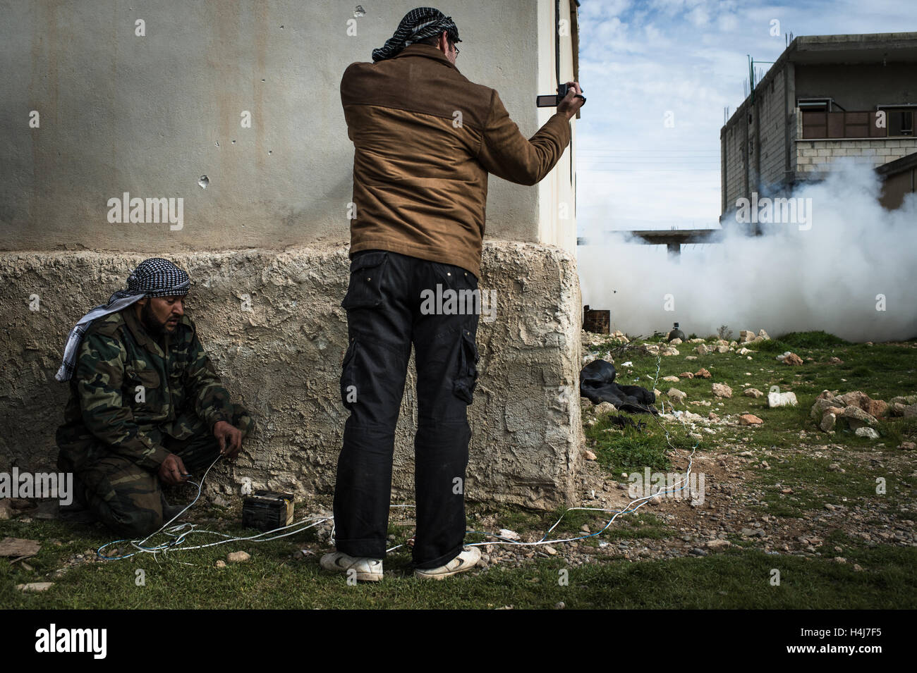 Kwiriss Flughafen Raketenangriff - 14/02/2013 - Syrien - 14.02.13 Kwiriss (Syrien) in der Nähe des Flughafens Kwiriss. Abu Baker Brigade (FSA Kämpfer) ist rund um den Flughafen von Kwiriss in der Nähe der Stadt Al-Bab. Alle Tage Mittagessen sie handgemachte Raketen auf dem Flughafen. Kämpfe gegen Scharfschützen sind auch sehr frequentiert. Die Situation ist sehr schwierig wegen der Regierung Luftangriffe. FSA Kämpfer der ABU BAKER BRIGADE bereiten die Rakete wird gefrühstückt. Kleine Batterien verwenden sie für die Aktivierung der Verbrennung.   -Edouard Elias / le Pictorium Stockfoto