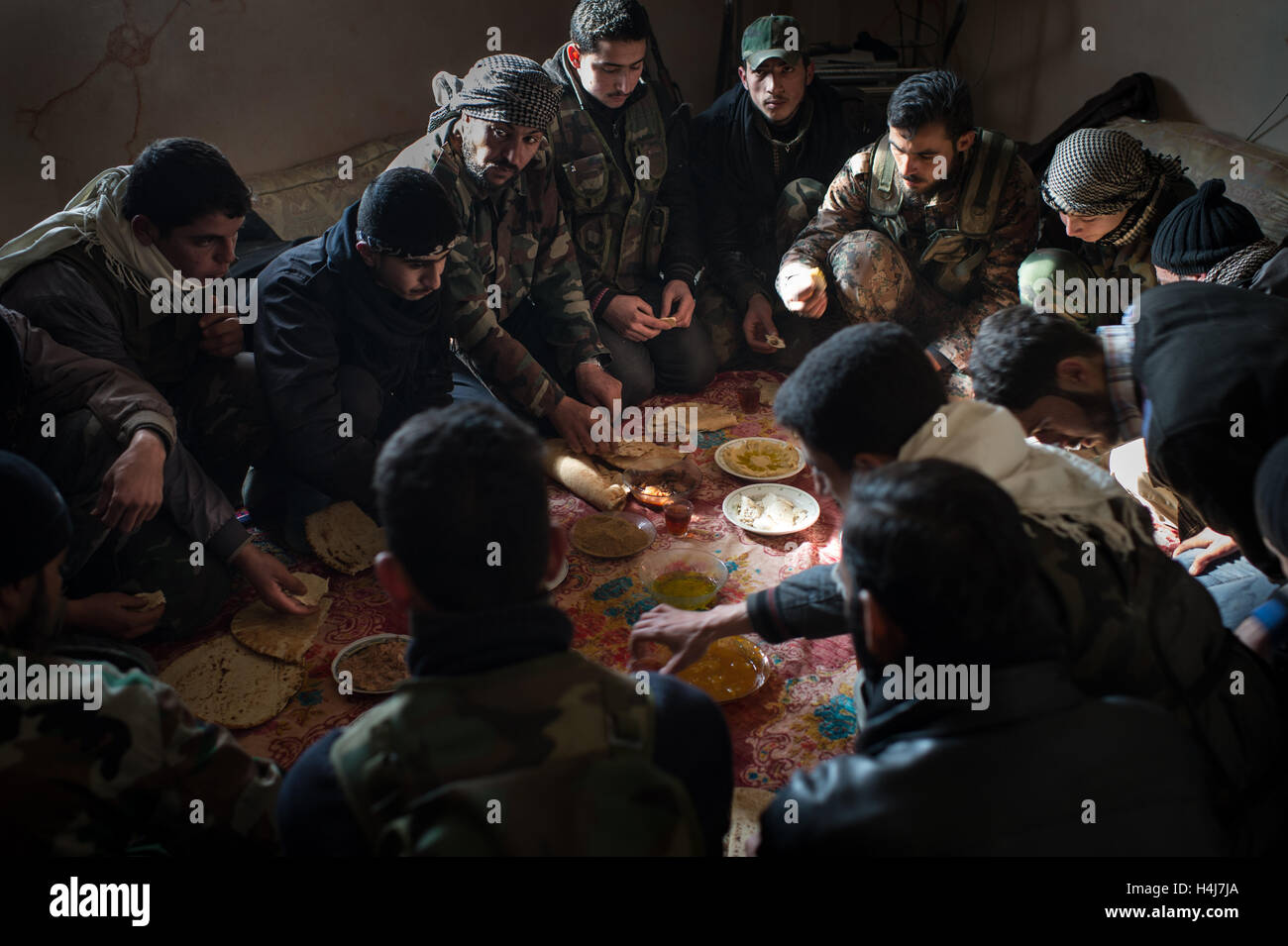 Brigade Mittagessen - 16.01.2013 - Syrien / Aleppo / Kwiriss Flughafen - Kämpfer der Abo Baker Brigade (freie syrische Armee) Anteil Mahlzeiten vor dem Kampf gegen die syrische Regierung Truppen verteidigen die Kwiriss Militärflughafen in Al-Bab in der Nähe von Aleppo.    -Edouard Elias / le Pictorium Stockfoto