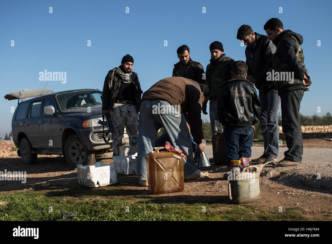 Belagerung von Kwiriss - 16.01.2013 - Syrien / Aleppo / Kwiriss Flughafen - Kämpfer der Brigade Abo Baker (freie syrische Armee) Benzin zu kaufen, da sie syrische staatlichen Truppen verteidigen die Kwiriss Militärflughafen in Al-Bab in der Nähe von Aleppo kämpfen.   -Edouard Elias / le Pictorium Stockfoto