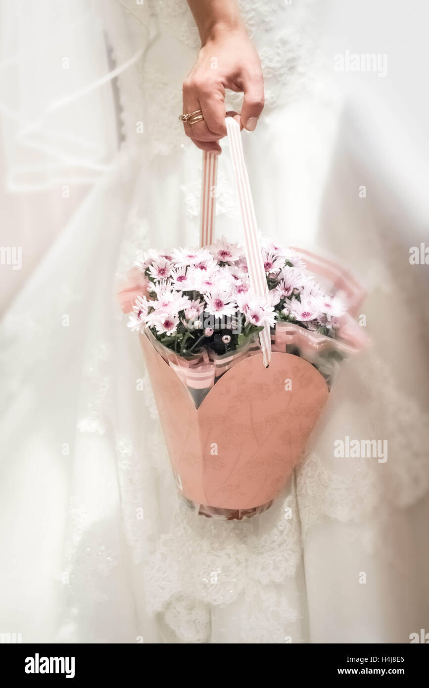 Hochzeit Braut hält Blume Korb Geschenk Stockfoto