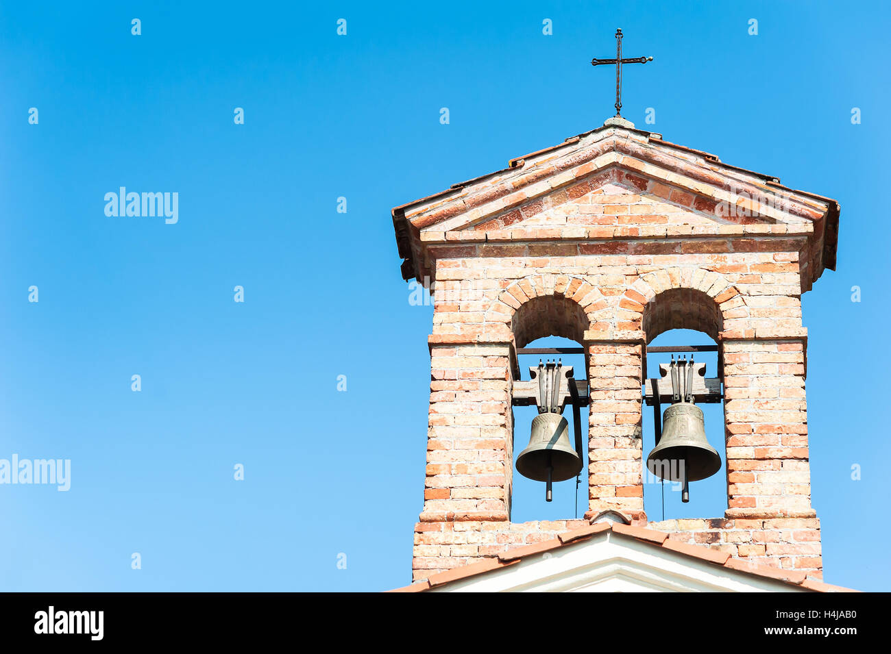 Kleinen Glockenturm mit einer Glocke eine Landkirche im 14. Jahrhundert Stockfoto