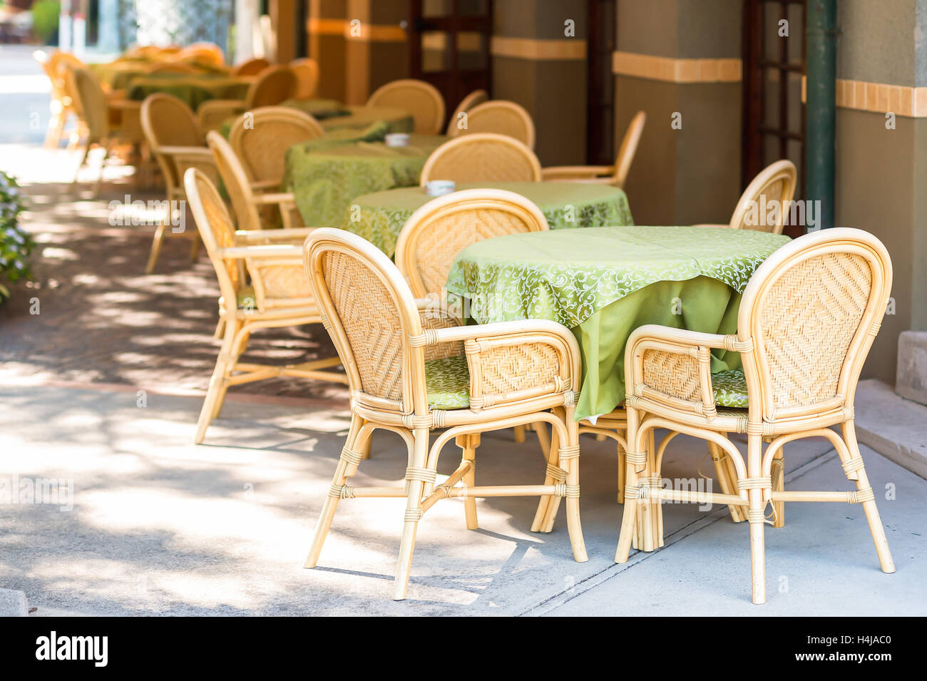 Blick auf leere Gartentisch Restaurant. Stockfoto