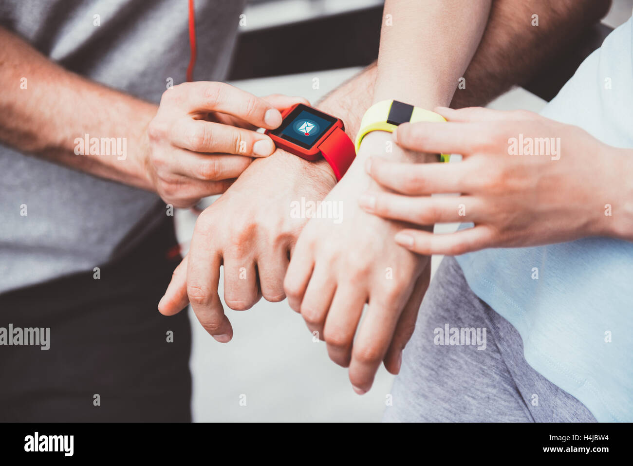 Sportliche Menschen teilen Trainingsdaten aus ihrer Smartwatches. Stockfoto