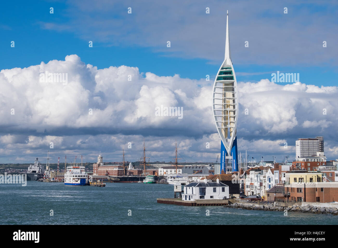 Der Spinnaker Tower und Gunwharf Quays in Portsmouth, UK Stockfoto