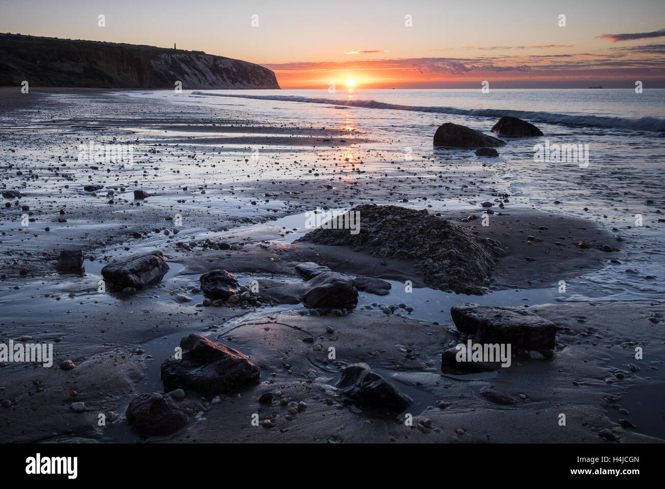 Sonnenaufgang am Strand in Yaverland auf der Isle of Wight Stockfoto