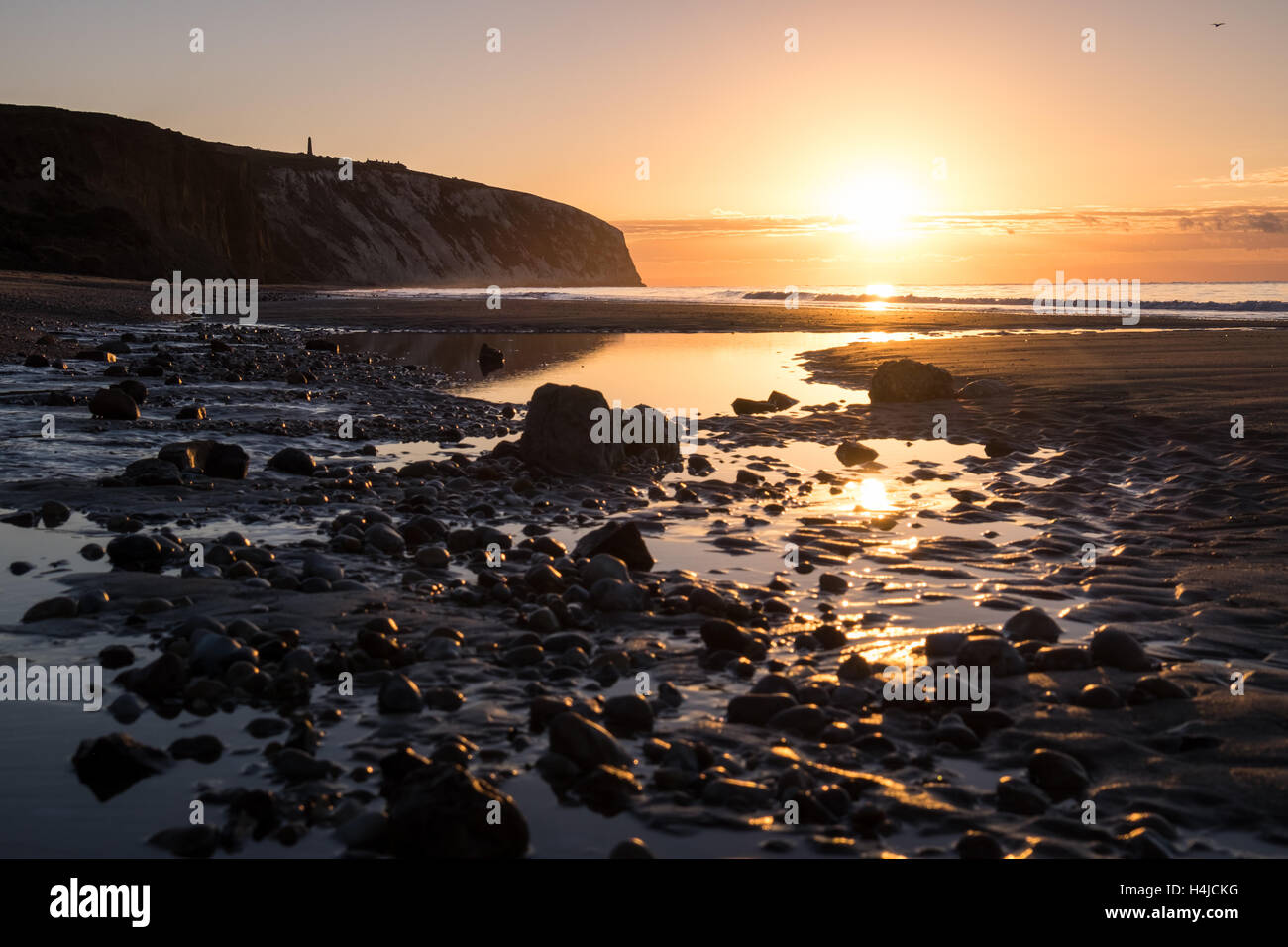 Sonnenaufgang am Strand in Yaverland auf der Isle of Wight Stockfoto