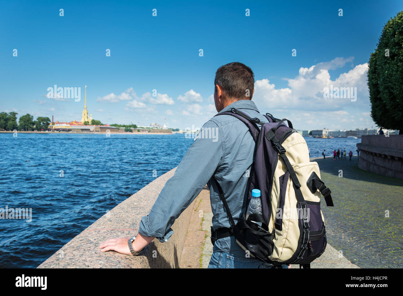 ST. PETERSBURG, Russland - 11. Juli 2016: Touristen bewundern einen Blick auf die Peter- und Paul Cathedral, St. Petersburg, Russland Stockfoto