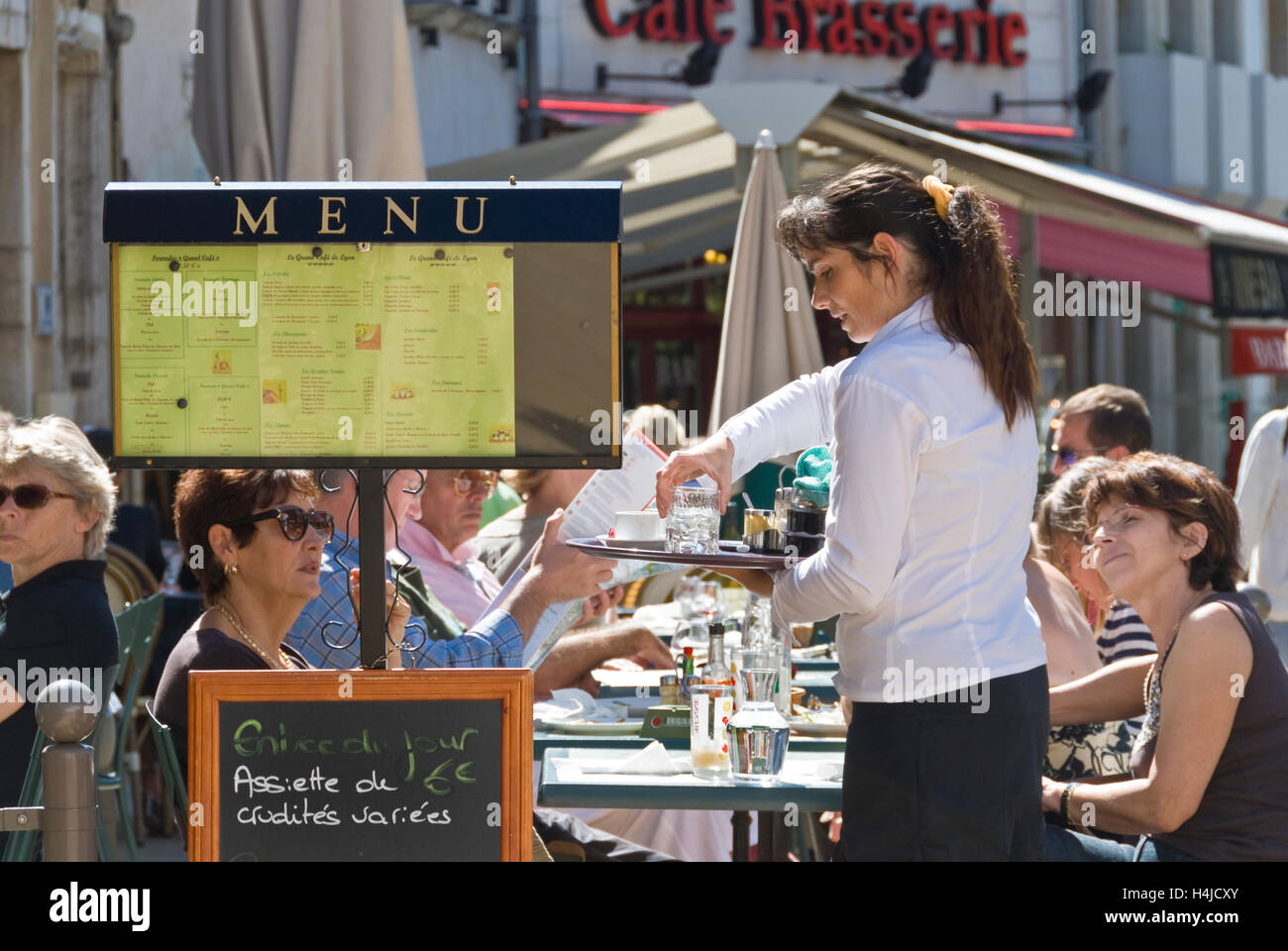 Kellnerin, Dienst am Kunden im Straßencafé in Beaune Centre, Burgunder, Cote d ' or, Frankreich Stockfoto