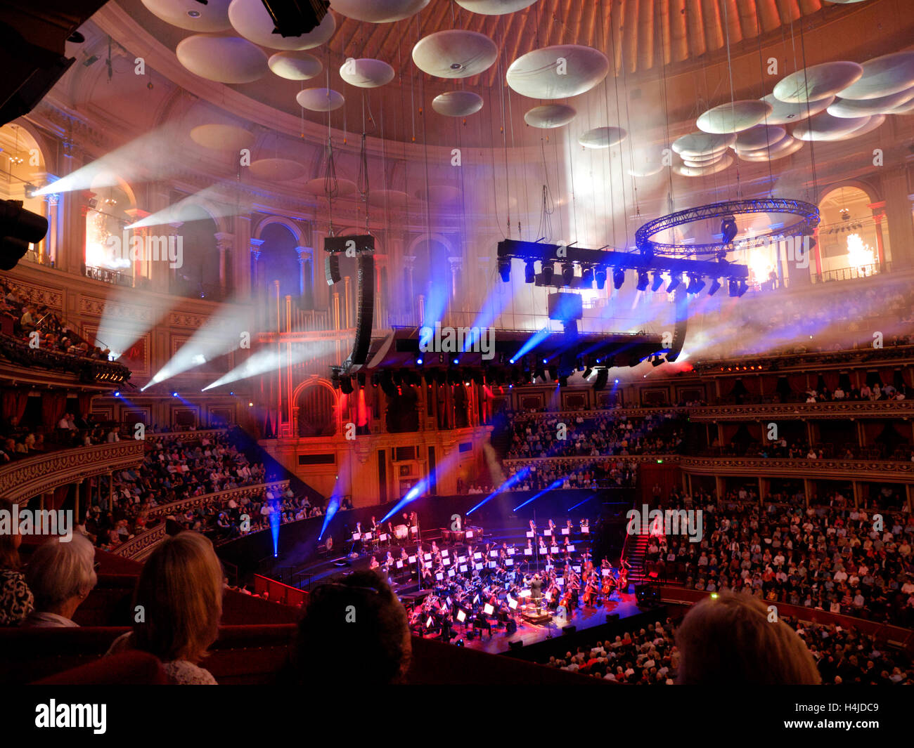 Royal Albert Hall, dramatische Lichteffekte im Auditorium und spektakuläres Feuerwerk, Lichteffekte Kensington London UK Stockfoto