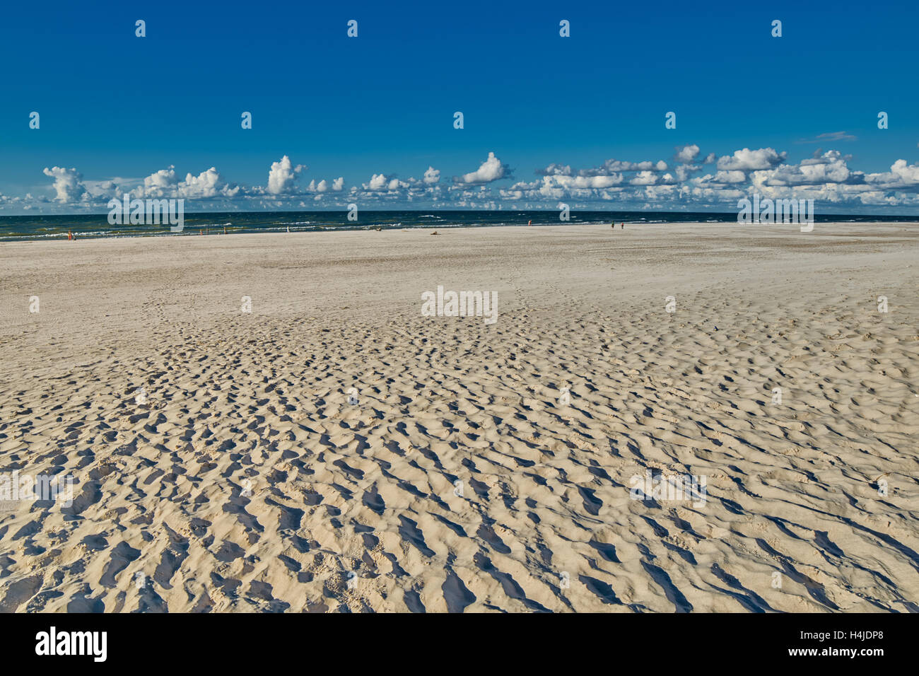 Endlose Leere Sandstrand an der Ostsee in der Nähe von Leba Sanddünen in Polen Stockfoto