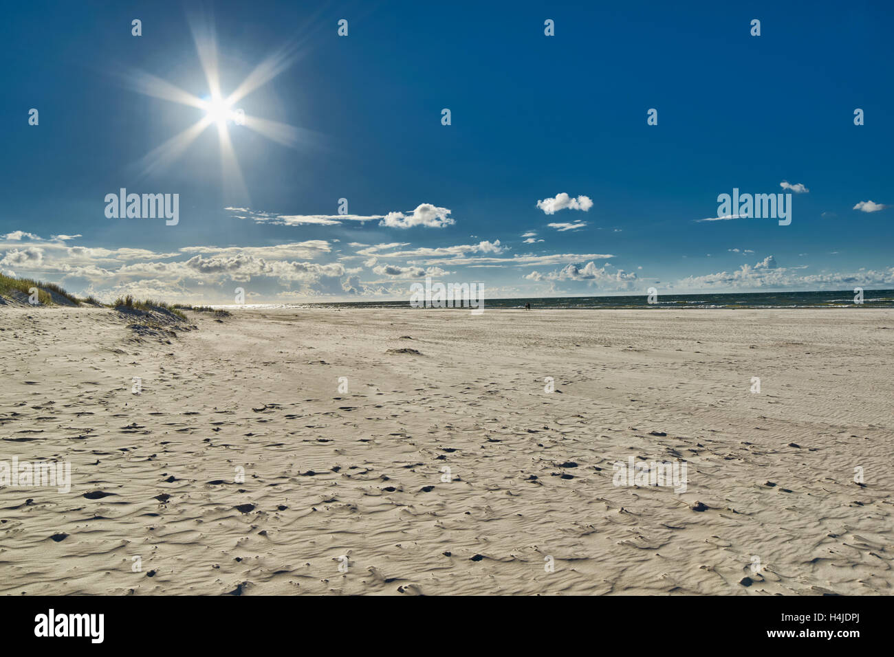 Endlose Leere Sandstrand an der Ostsee in der Nähe von Leba Sanddünen in Polen Stockfoto