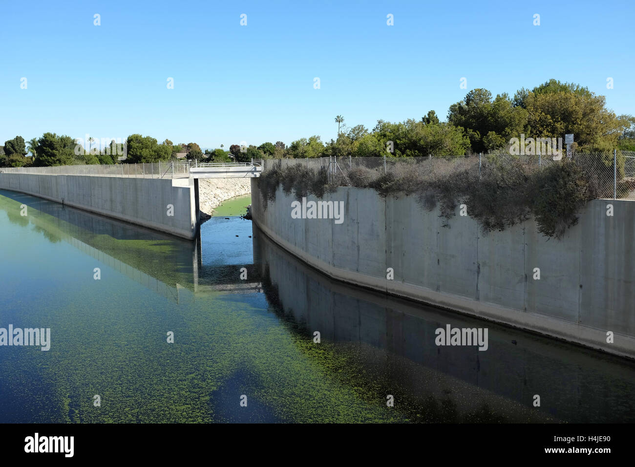 Verbot von Greenville Kontrolle Flutmulde in Costa Mesa, Kalifornien. Der Kanal bietet Regenwasser Vermittlung Stockfoto