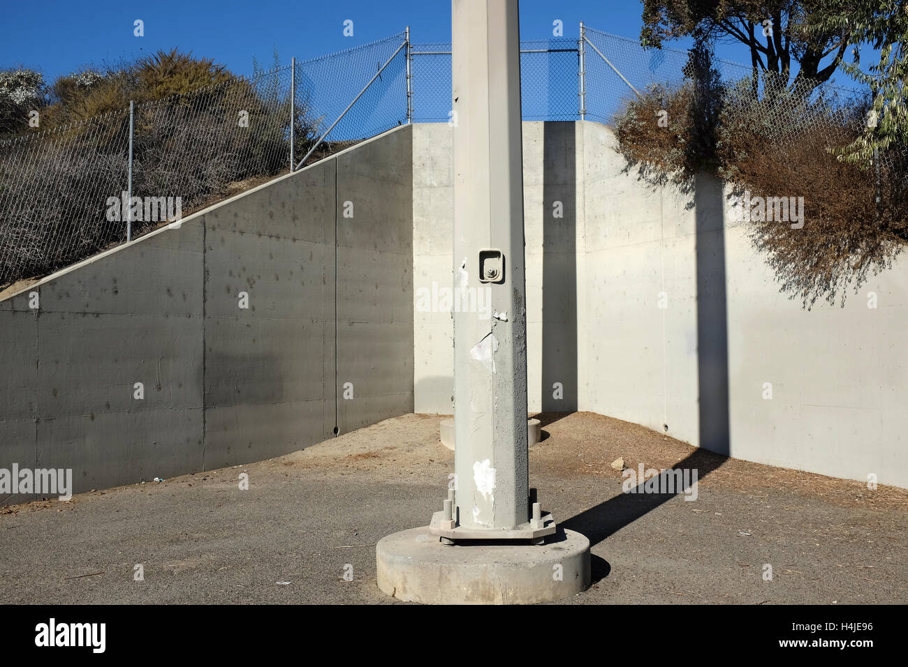 Strommast entlang des Santa Ana River Bike Trail in Orange County, Kalifornien. Stockfoto
