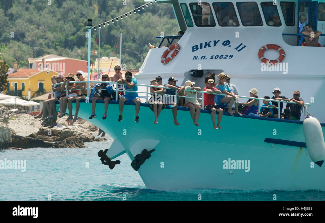 Leute sitzen im Bug des Touristenboot Lakka Hafen Paxos Ionische Inseln Griechenland Stockfoto