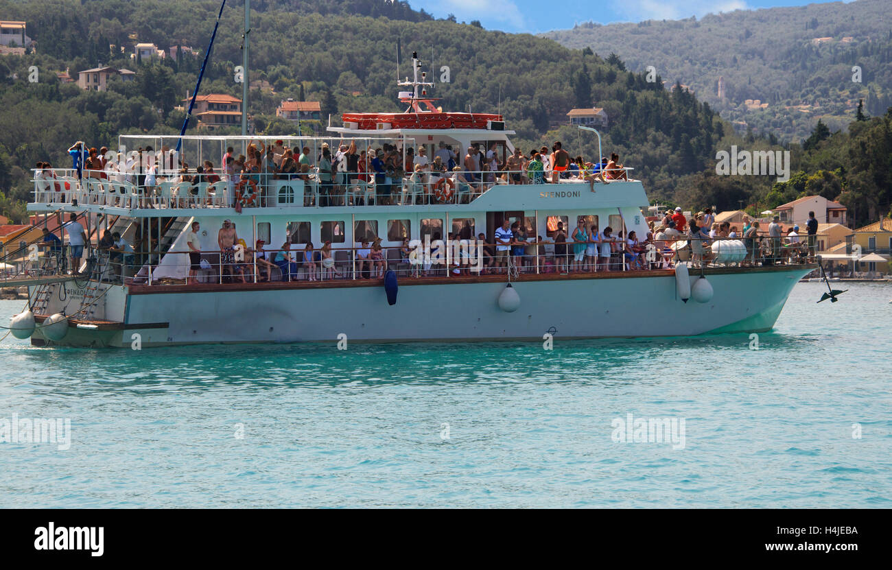 Spendoni voll Touristenboot Lakka Hafen Paxos Ionische Inseln Griechenland Stockfoto