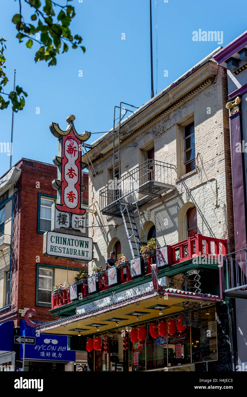 San Franciscos Chinatown Restaurant w / Zeichen und Balkon über Washington Street, ein chinesisches Lieblingsrestaurant seit 1919 gegr. Stockfoto