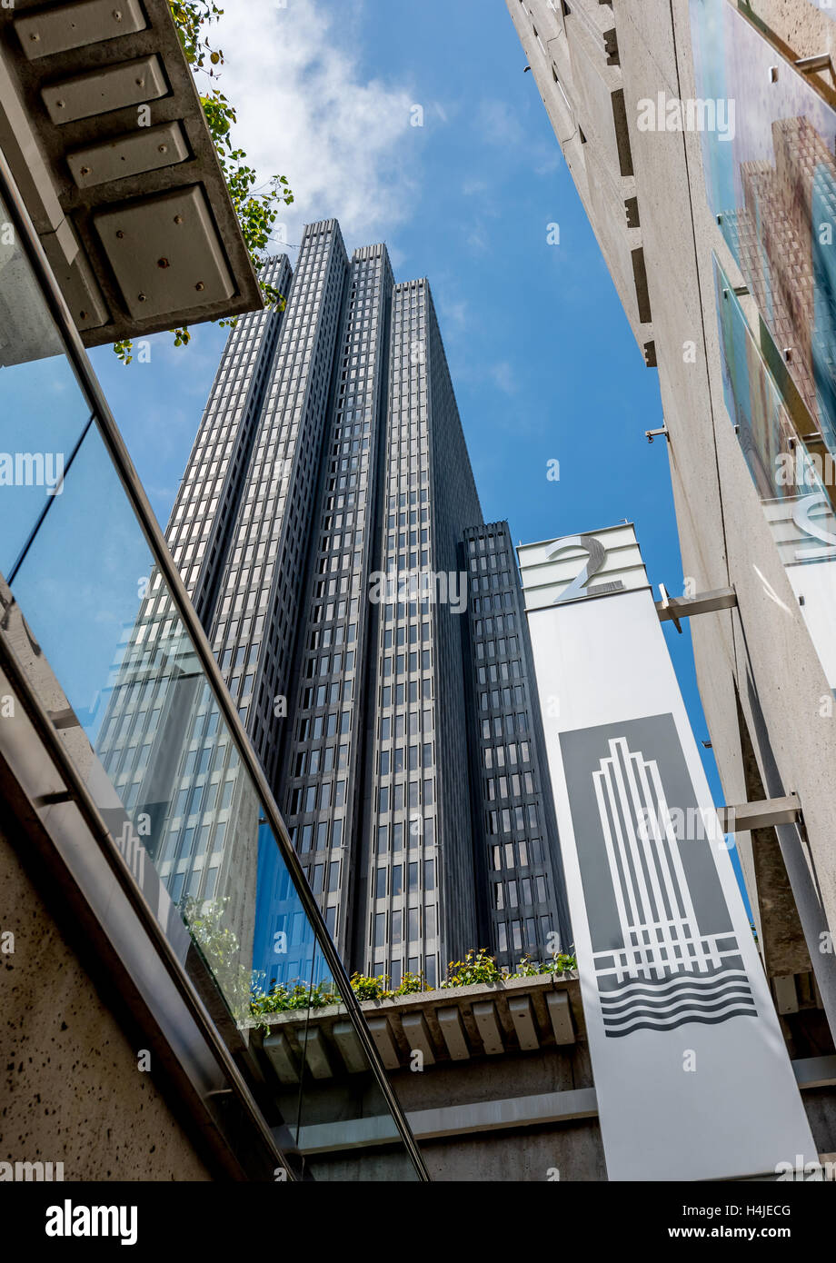Durch Türme von Embarcadero Center, San Francisco, Wolkenkratzer gegen blauen Himmel in downtown w/grüne Pflanzen Erweichung nachschlagen Stockfoto