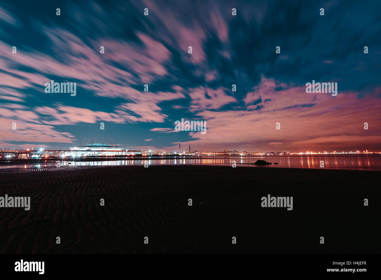 Stadtstrand in der Nacht Stockfoto