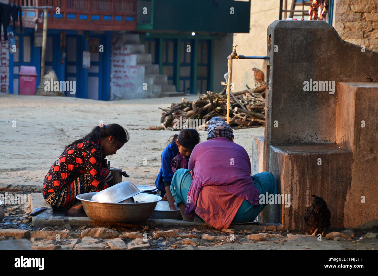 Frauen Wäsche an die kommunale Wasser-Punkt am frühen Morgen in das Dorf Kashup, Solukhumbu, Nepal Stockfoto