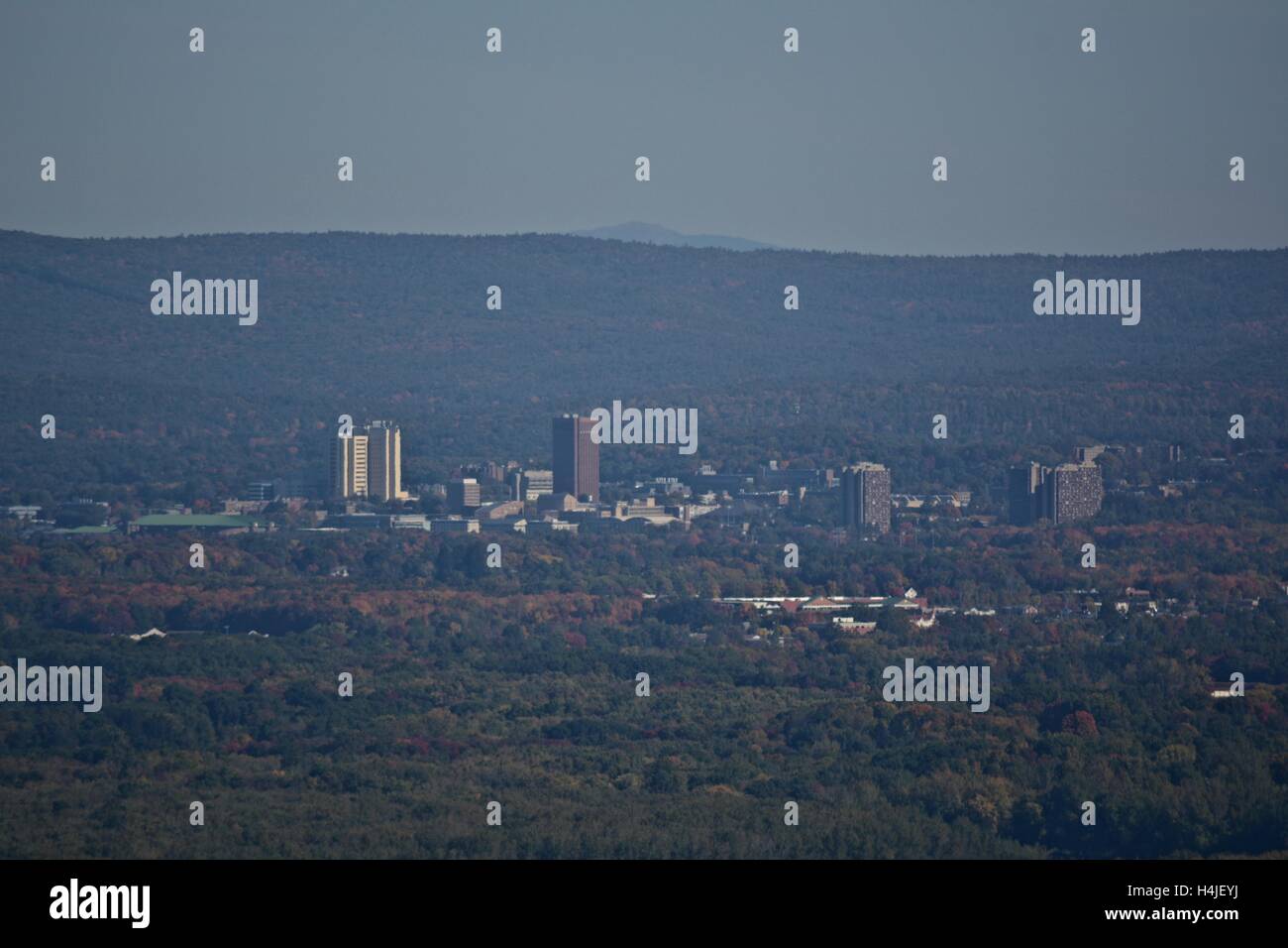 Ein Blick auf UMass Amherst gesehen von Ziege Peak auf Mt. Tom in Holyoke, Massachusetts. Stockfoto