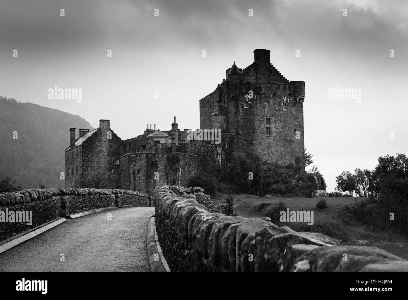 Blick auf Eilean Donan Castle aus Schottland. Alte mittelalterliche Burg. Schottische Landschaft Stockfoto