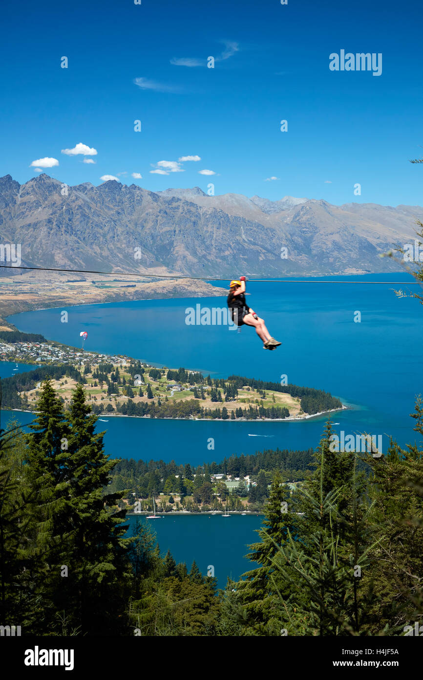 Ziplining Skyline über Lake Wakatipu und Queenstown, Otago, South Island, Neuseeland Stockfoto