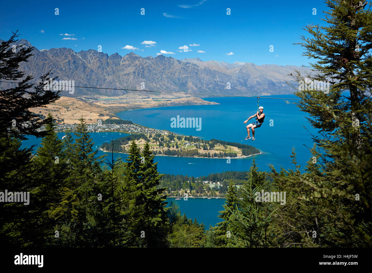 Ziplining Skyline über Lake Wakatipu und Queenstown, Otago, South Island, Neuseeland Stockfoto