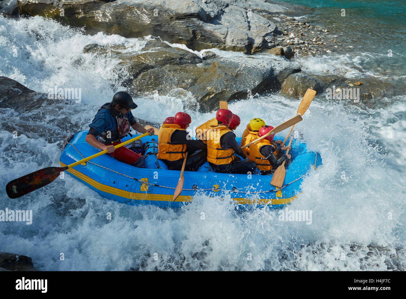 Floß auf Stromschnellen, die aus Oxenbridge Tunnel, Shotover River, Queenstown, Otago, Südinsel, Neuseeland Stockfoto