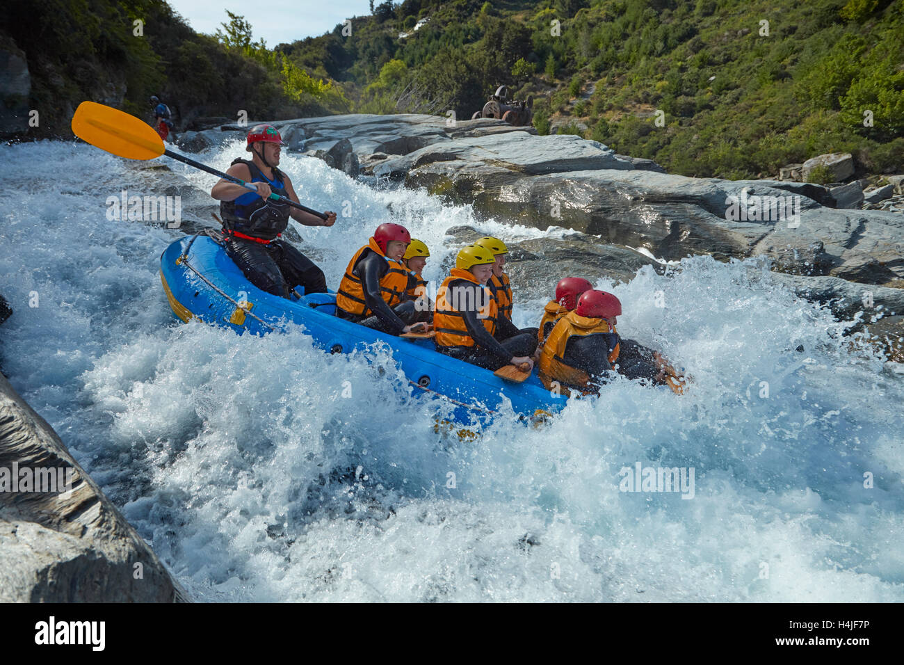 Floß auf Stromschnellen, die aus Oxenbridge Tunnel, Shotover River, Queenstown, Otago, Südinsel, Neuseeland Stockfoto