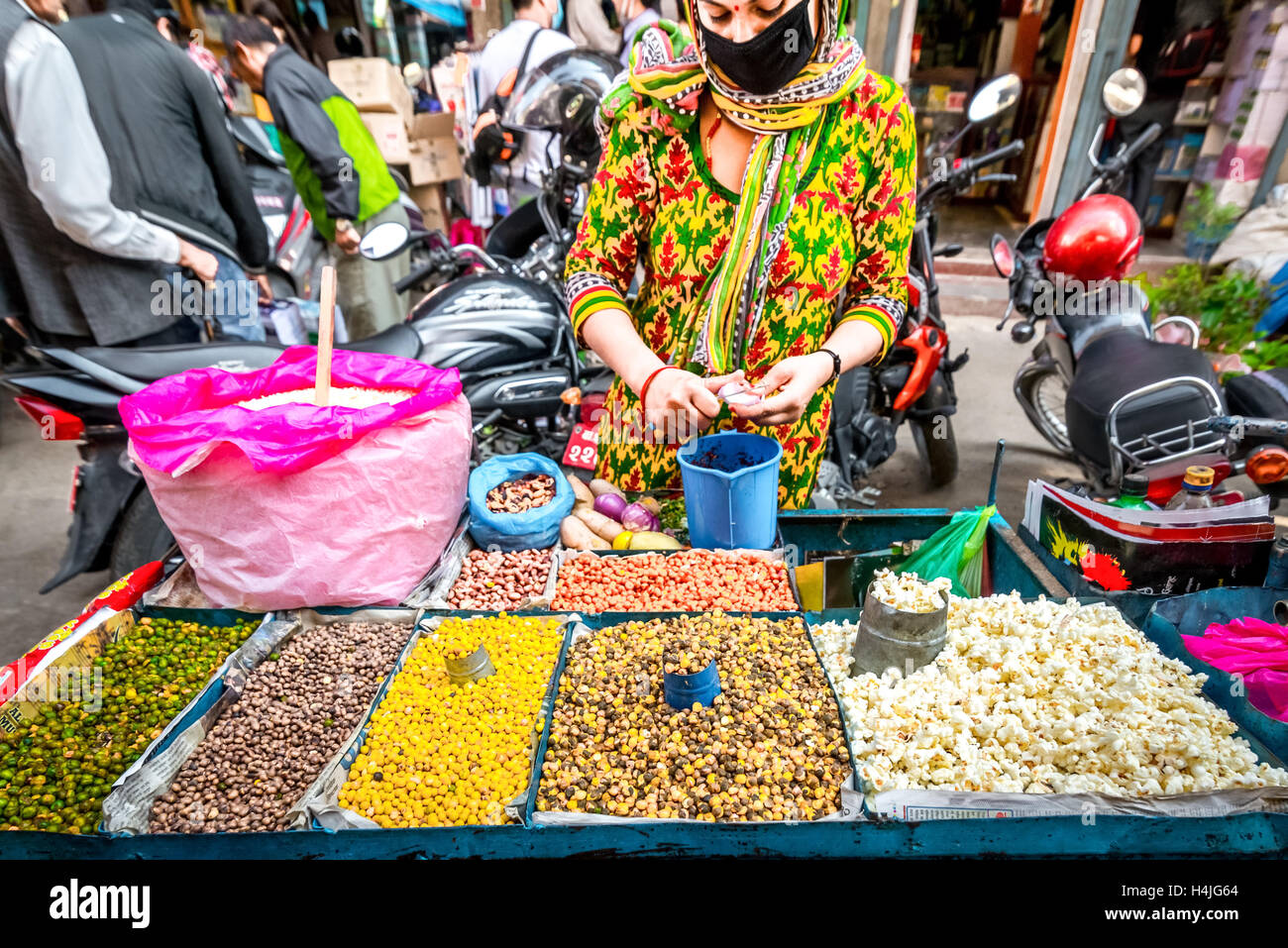 Straßenverkäufer von Snacks, Nüssen und Popcorn in Kathmandu, Nepal. Stockfoto