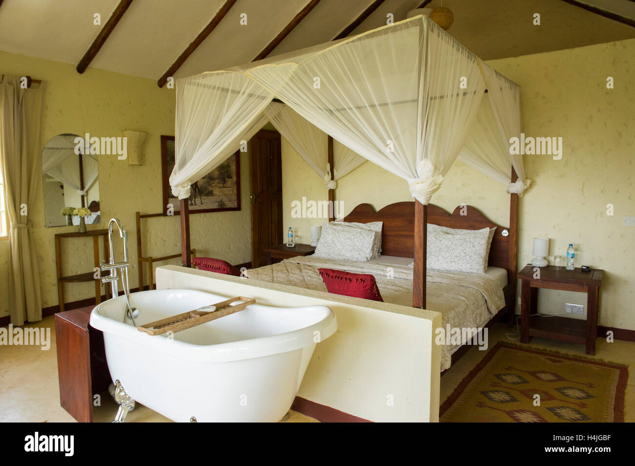 Schlafzimmer mit Bad, Kili Villa, Arusha, Tansania Stockfoto