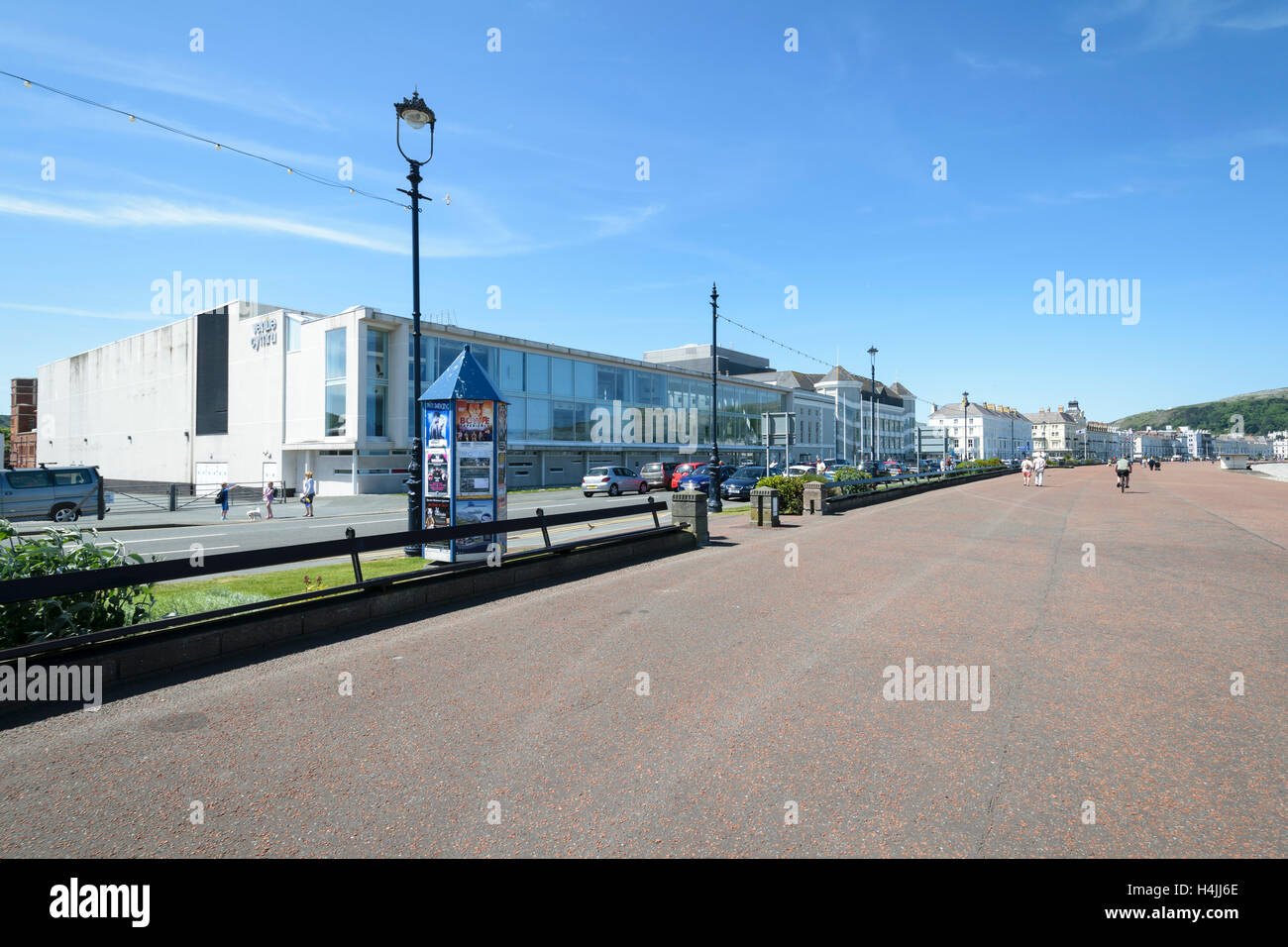 Llandudno Promenade mit Venue Cymru auf der linken Seite auf die Küste von Nordwales Stockfoto