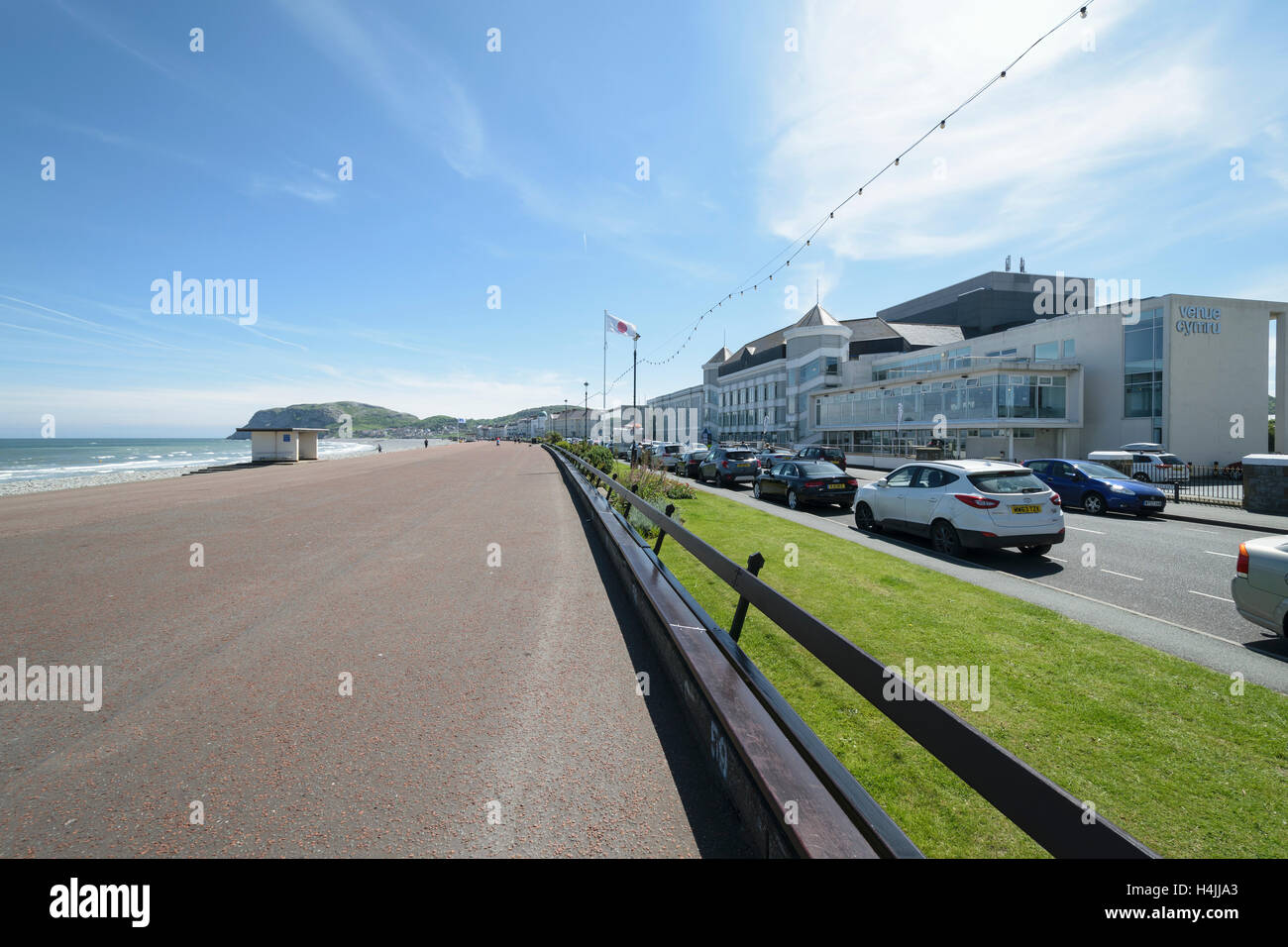 Llandudno Promenade mit Venue Cymru nach rechts auf die Küste von Nordwales Stockfoto