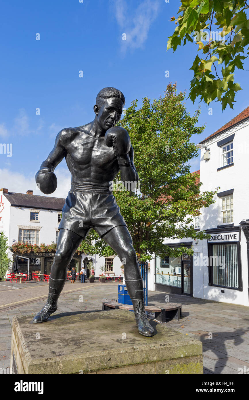 Statue des Boxers Randolph Turpin im Marktplatz, Warwick, Warwickshire, England, UK Stockfoto