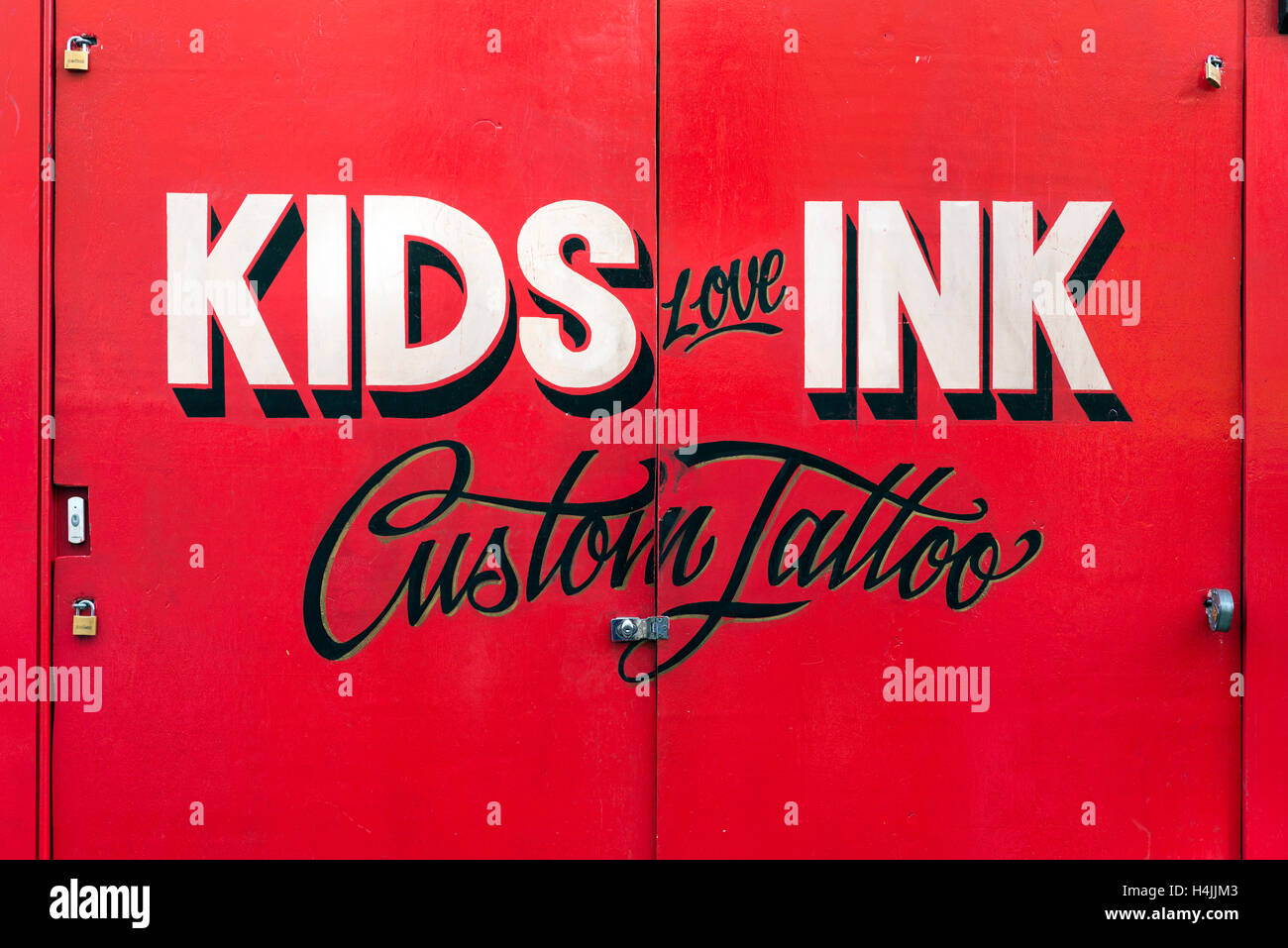 Gemalte Zeichen für Kinder Liebe Ink Tattoo-Studio, tattoo Studio, Cheshire  Street, London, England, Vereinigtes Königreich Stockfotografie - Alamy