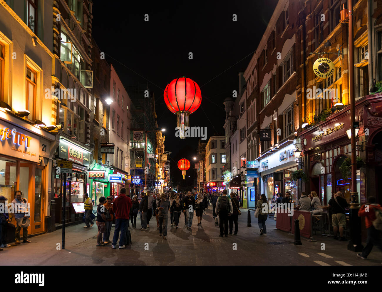 Fußgänger auf Wardour Street, Nocturnal Straße Szene, Chinatown, Soho, London, England, Vereinigtes Königreich Stockfoto