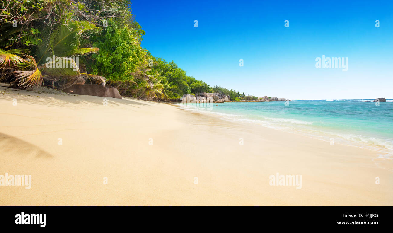 Seychellen Tropenstrand Panoramablick auf La Digue island Stockfoto