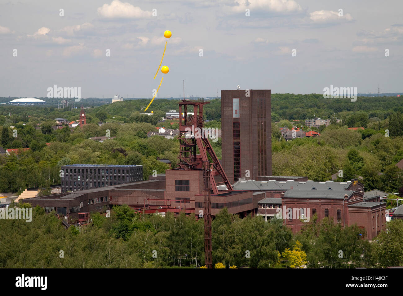 Gelbe Ballons fliegen über dem Gelände der Zeche Zollverein, ehemalige Zeche mit Fördergerüst Schacht von Gruben, 1, 2, 8 Stockfoto