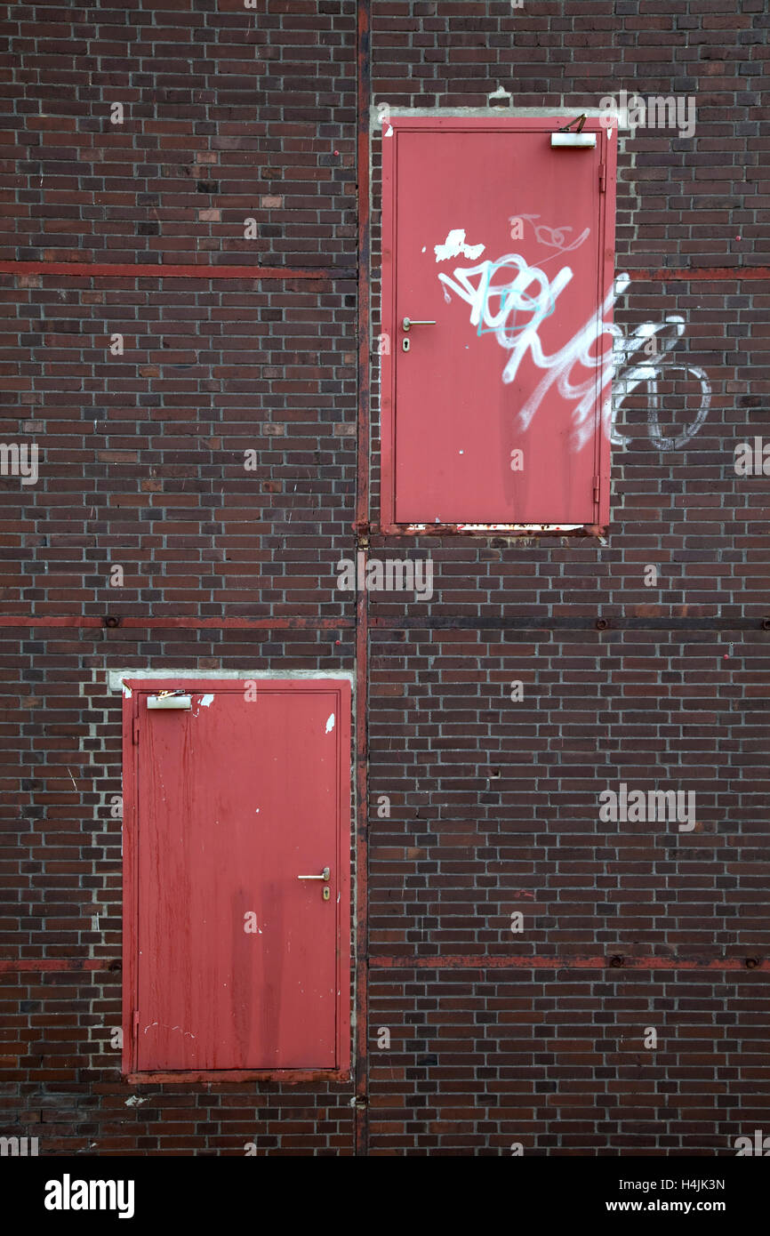 Stahltüren in der Wand einer industriellen Fassade, Region Ruhrgebiet, Nordrhein Westfalen Stockfoto