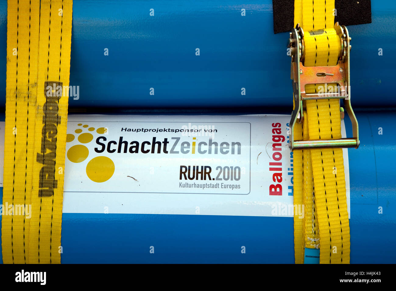 Flaschen gefüllt mit Heliumgas-Ballons schweben auf einem Anhänger, Schachtzeichen, Minenschacht Schilder, Ruhr 2010, Kunst-installation Stockfoto