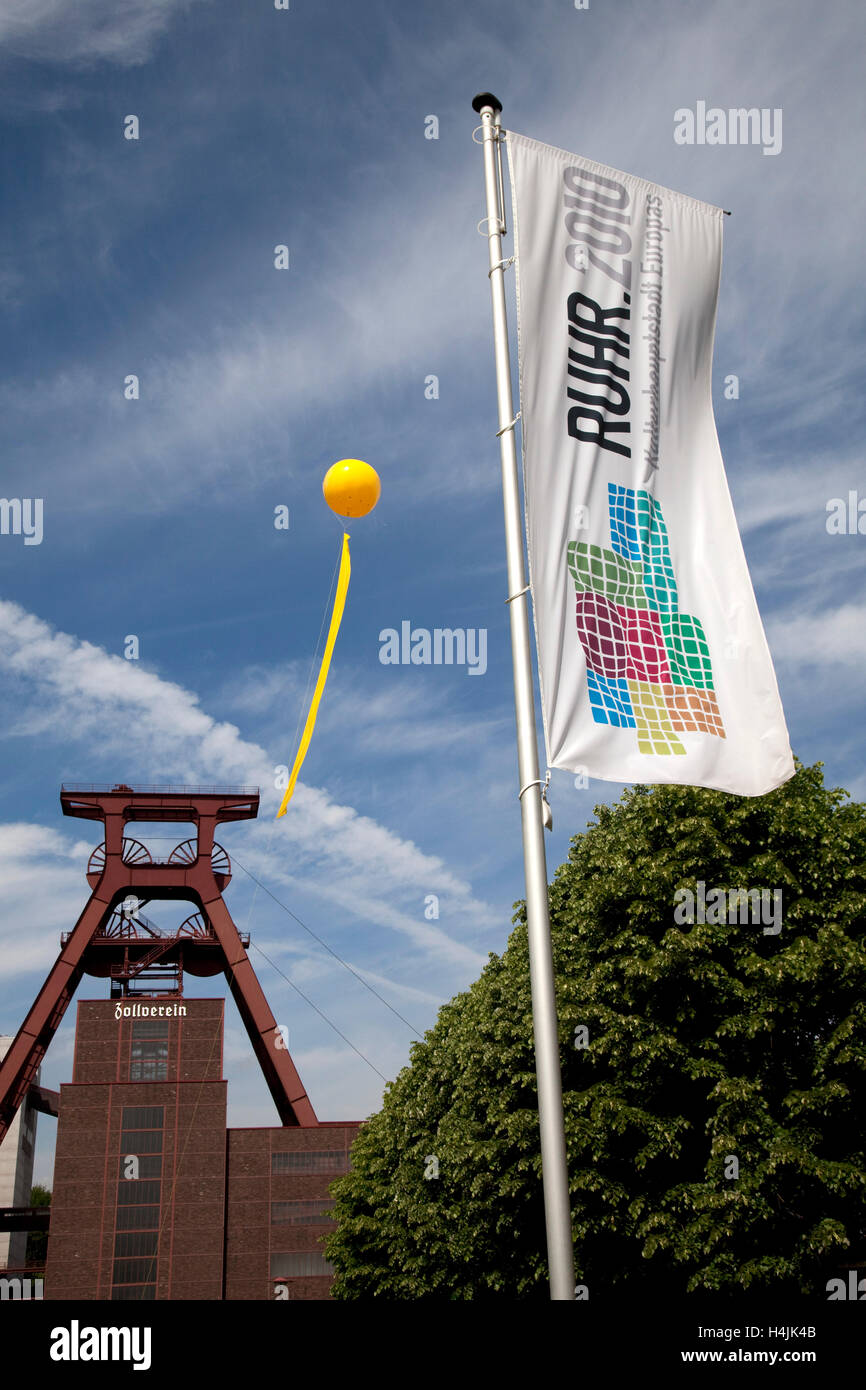 Gelber Ballon, Schachtzeichen, Mine Welle Zeichen, Ruhr 2010, Kunstinstallation, Schachtturm Grube XII, Zeche Zollverein Stockfoto