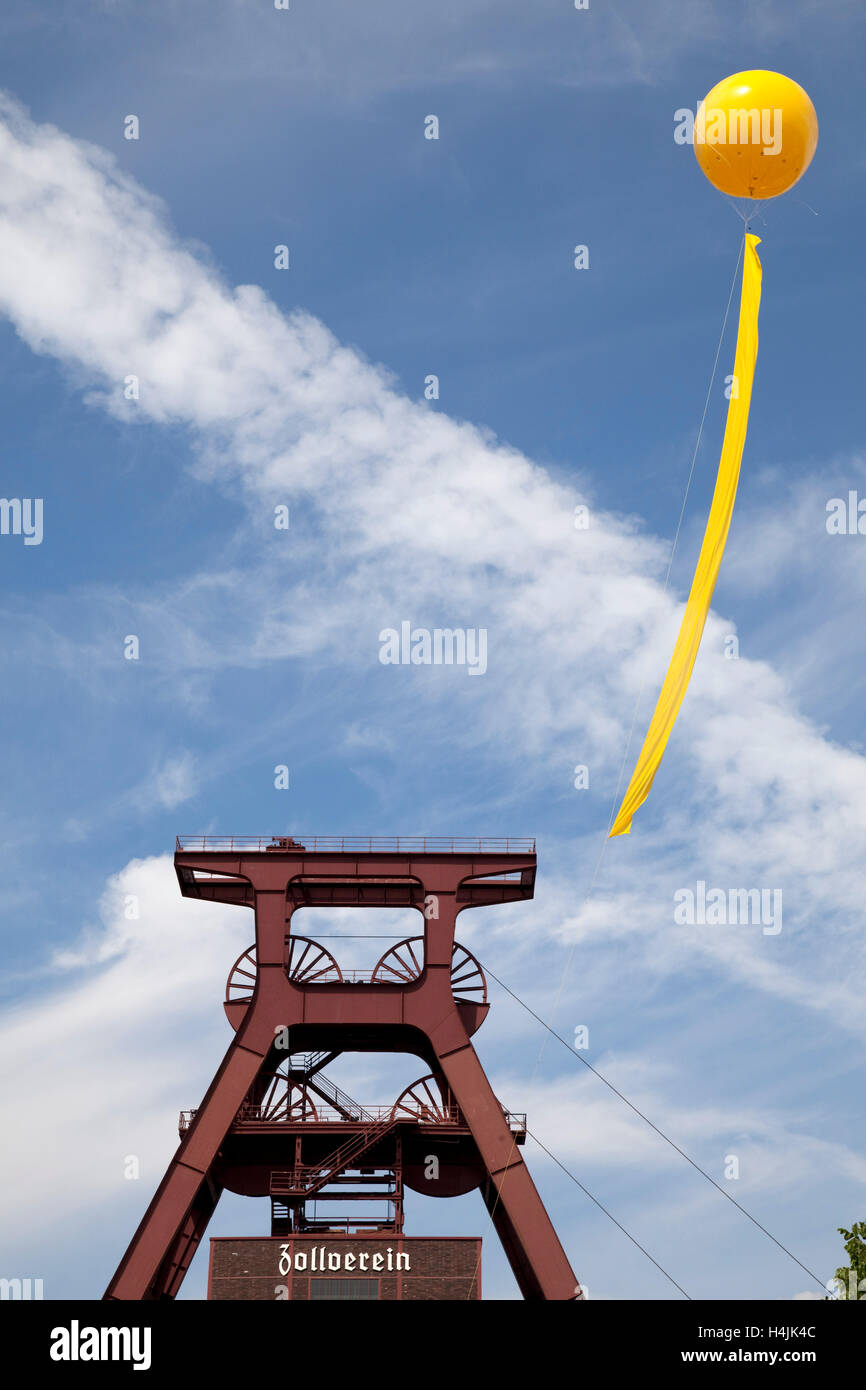 Gelber Ballon, Schachtzeichen, Mine Welle Zeichen, Ruhr 2010, Kunstinstallation, Schachtturm Grube XII, Zeche Zollverein Stockfoto