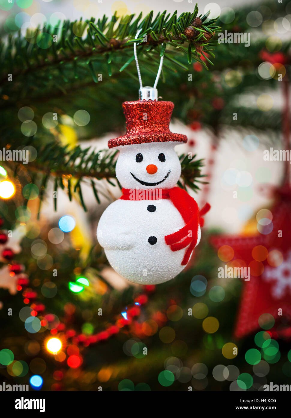 Weihnachten Dekoration Schneemann auf Xmas Tree und Garland Hintergrund Stockfoto
