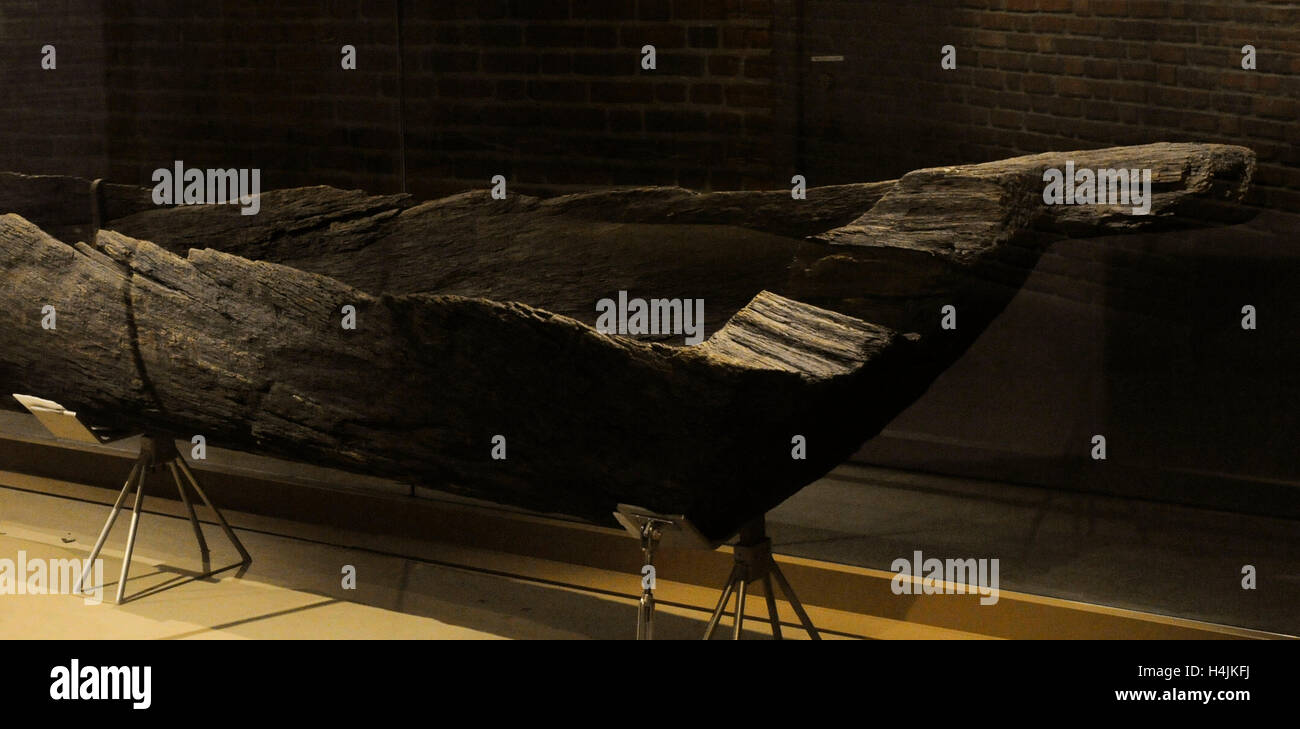 Der Einbaum-Boot. Prähistorische Schiff. Gefunden bei Sorum, ist Norwegen, 2200 Jahre alt. Hergestellt aus Eiche. Erhaltene Länge beträgt 9,75 m. Norwegische Seefahrtsmuseum. Oslo. Norwegen. Stockfoto