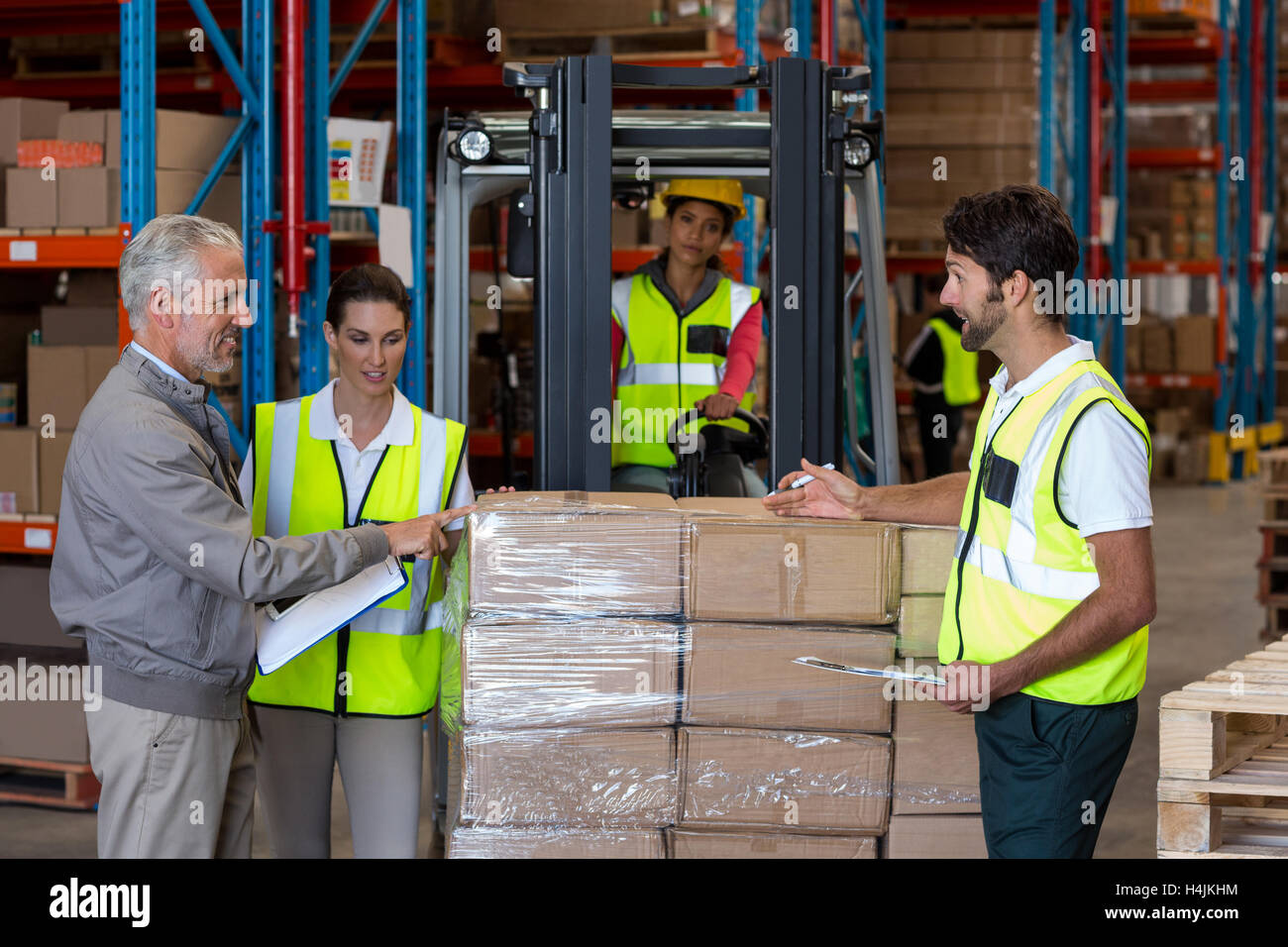 Warehouse Manager und Arbeiter ein Versandvorbereitung Stockfoto