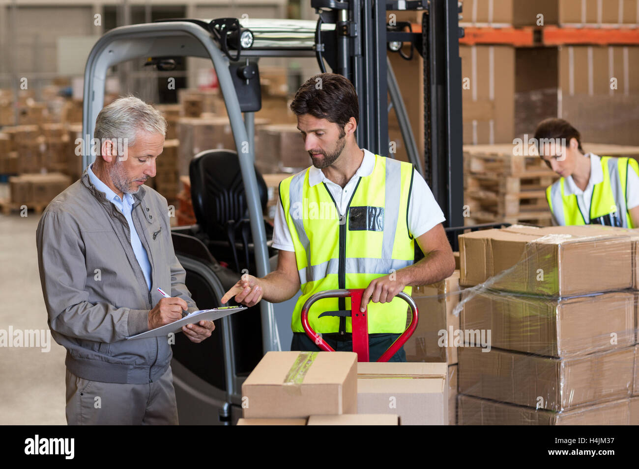 Warehouse Manager und Arbeiter ein Versandvorbereitung Stockfoto