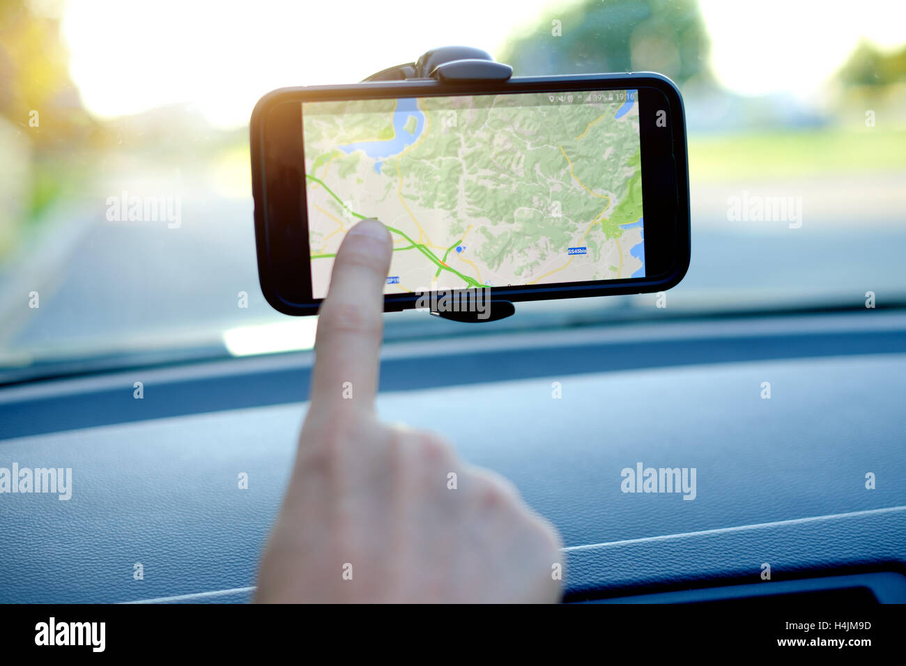 Pkw-Fahrer mit einem Gps mobile app für unterwegs Stockfoto